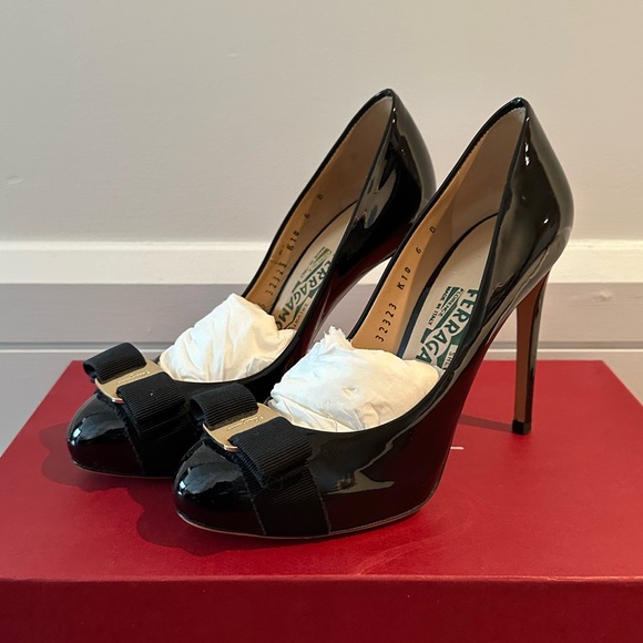 Salvatore Ferragamo Rilly Black Patent Leather Heels - size 6 - Picture 4 of 9